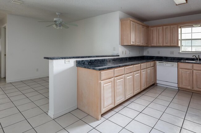Building Photo - 854 Lago Vista Dr