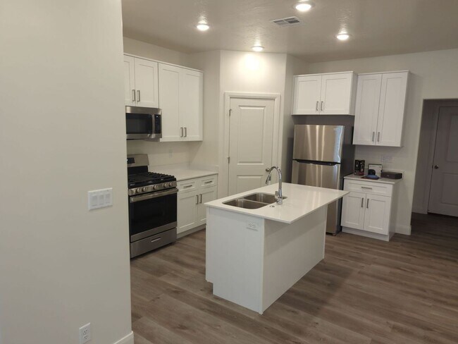 Foto del edificio - Stunning Spacious 3 Bedroom Unit