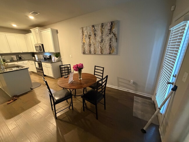 Building Photo - Room in Townhome on Lakeview Crk