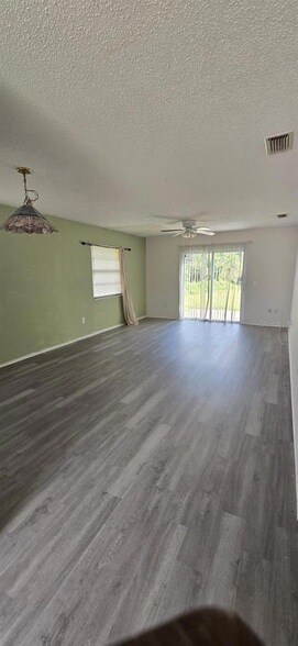 Foto del edificio - 304 Camillia Ln