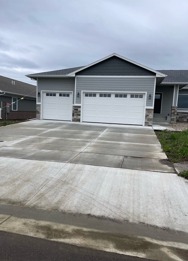 Primary Photo - Twin home - 109