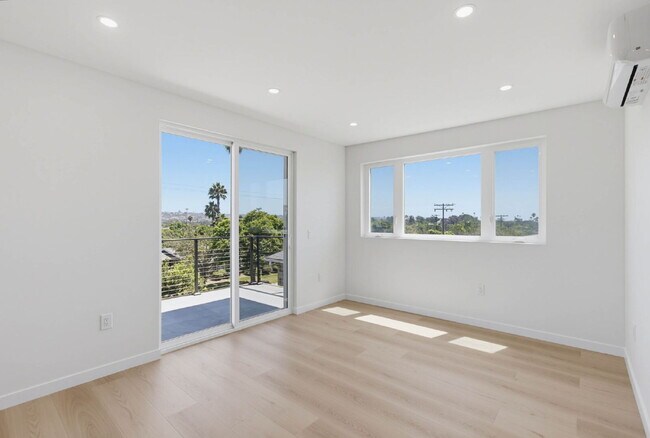 Building Photo - Breathtaking Bay Views & Large Private Deck - Walking Distance To Mission Bay