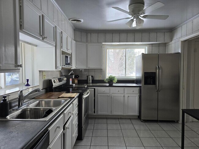 Building Photo - 7014 N Kilbourn Ave