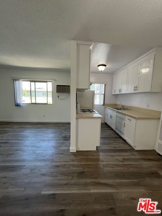 7055 Etiwanda Ave Unit 208, Los Angeles, CA 91335 Room for Rent in