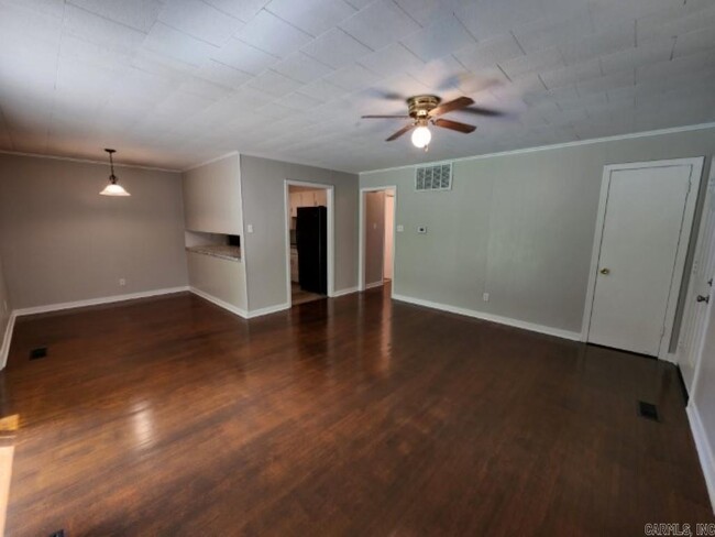 Building Photo - 110 Valley View Dr