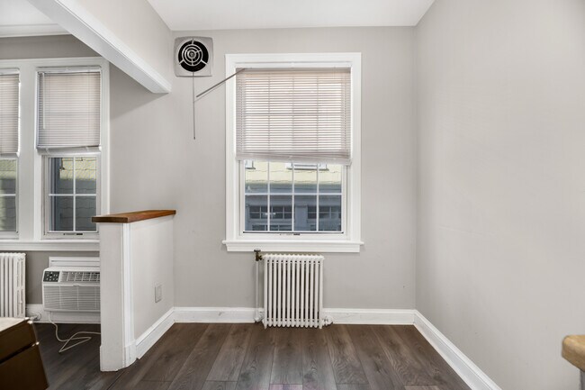 Foto del edificio - 4491 MacArthur Blvd NW