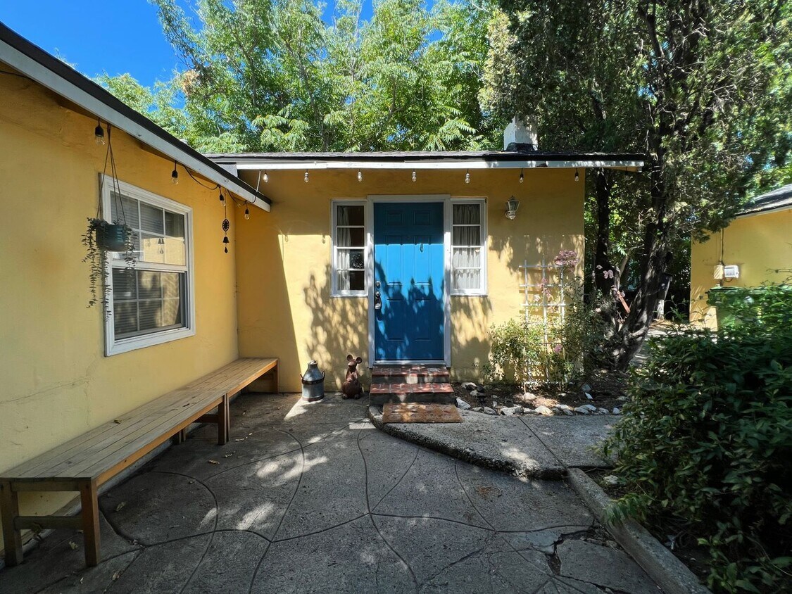 Foto principal - 2 bed 1 bath + Bonus Room