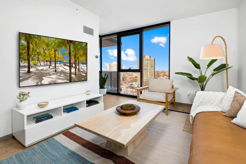 Photo - 565 S Damen Ave (Chicago, IL)