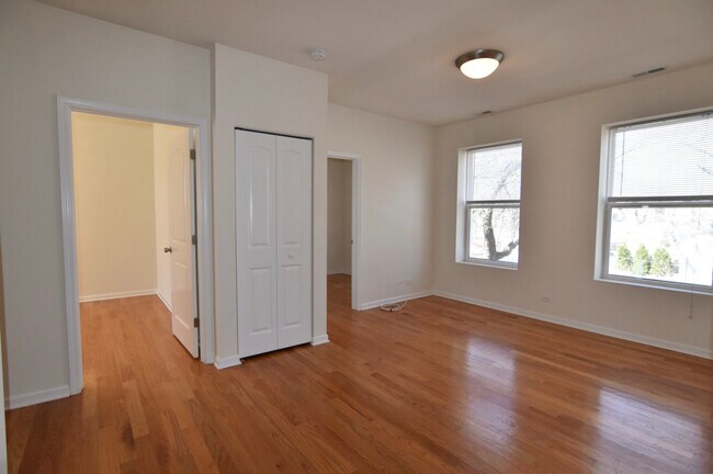 Building Photo - 2135 W Ainslie St