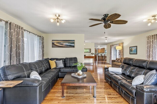 Foto del edificio - Perfect Location on 5 Acres, Walk to Beach, Open Concept w/ Breeze & Views