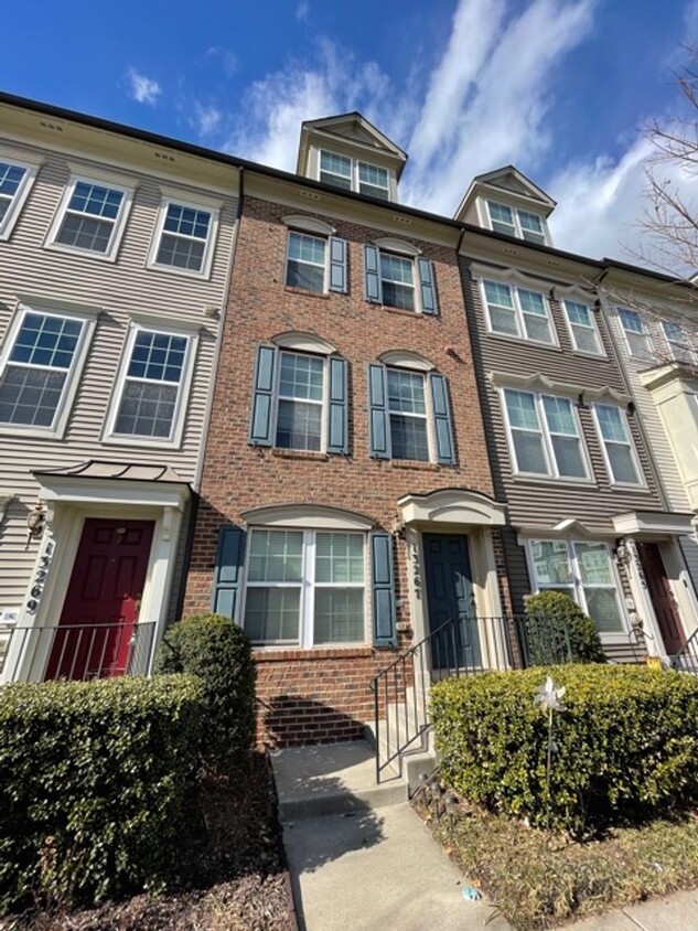 Foto principal - Clarksburg, 3 bedroom, 2.5 bath TH w/ 1 ca...