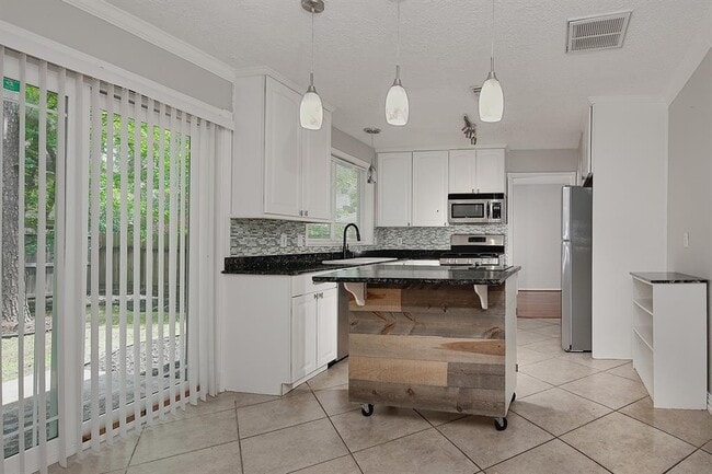 Building Photo - 39 Rockridge Dr