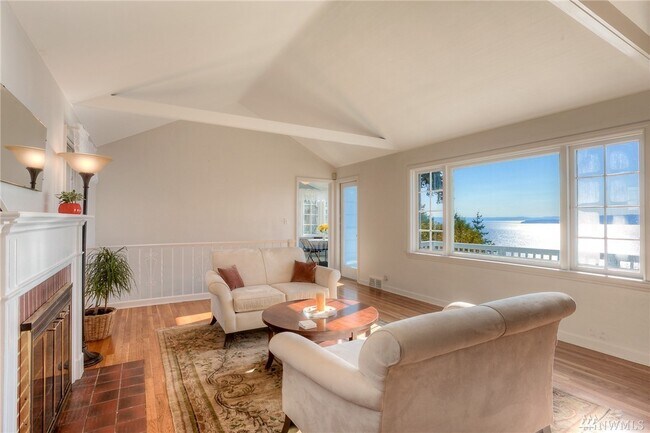 Sala de estar con techo abovedado - 2739 SW 170th St