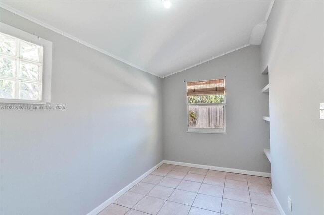 Building Photo - 300 SW 14th Ct
