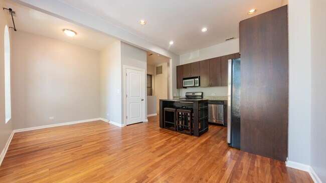 Building Photo - 847 N Damen Ave