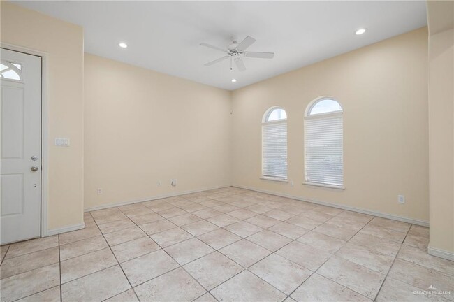 Building Photo - 800 Sunset Dr