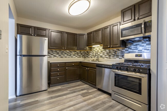 2BR, 2BA - 1,200SF - Kitchen - Stonebridge of Arlington Heights