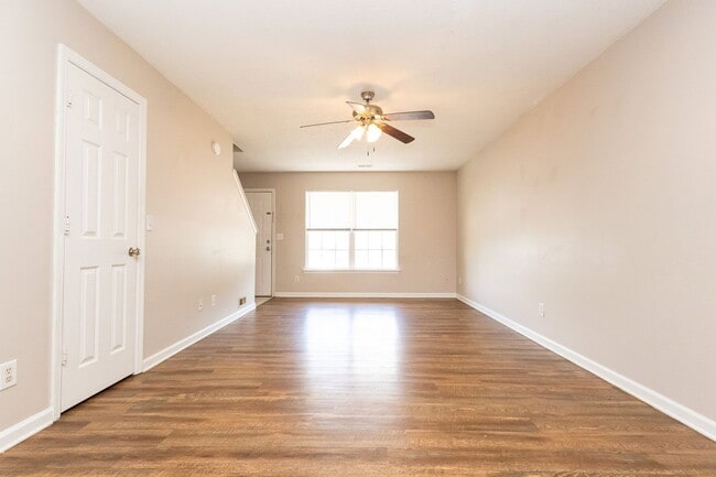 Building Photo - 464 Guyler St