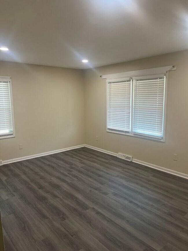 Foto del edificio - Available now. Freshly-painted 4 BR/1.5 BA Home on Big Lot in the Heart of James Island!