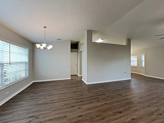 Foto del edificio - 515 Seven Oaks St