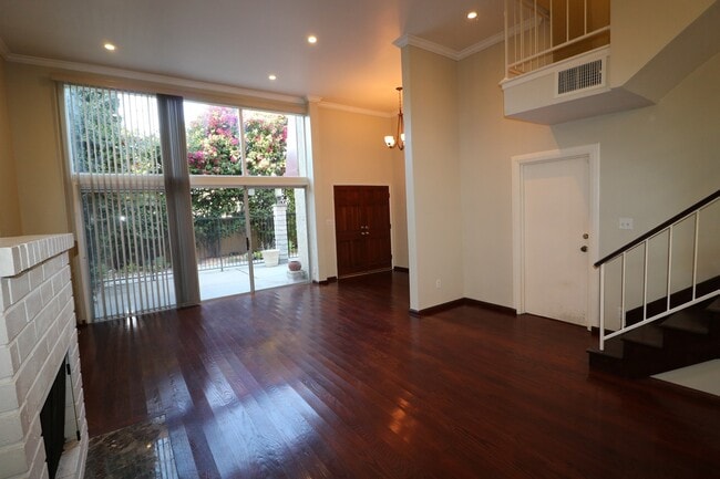 Building Photo - Townhome for Lease in Desirable Encino!