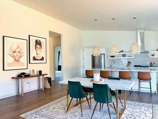 Building Photo - Newer Modern Custom Home