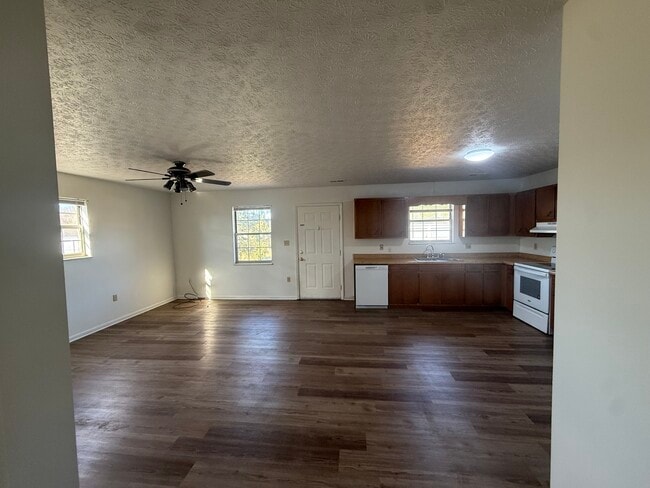 Building Photo - 6920 E Andrew Johnson Hwy