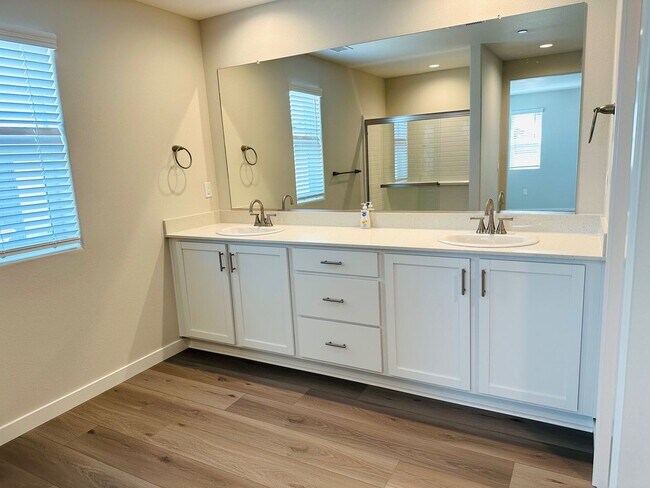 Foto del edificio - $2,295 Tesoro Viejo, Award Winning Communi...