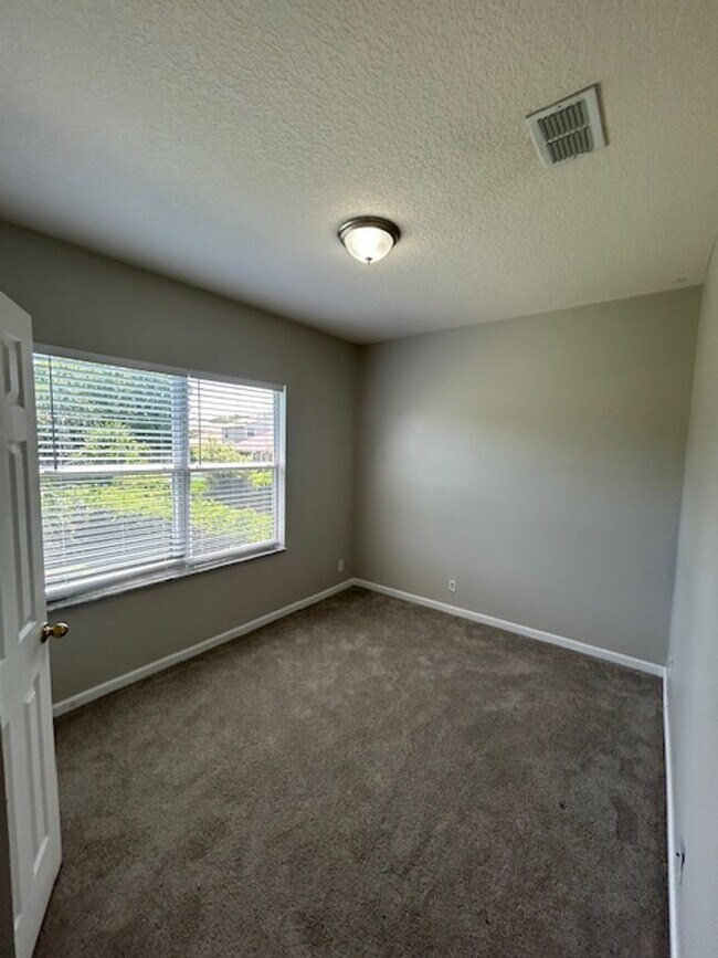 Building Photo - Beautiful Spacious Home in Deland