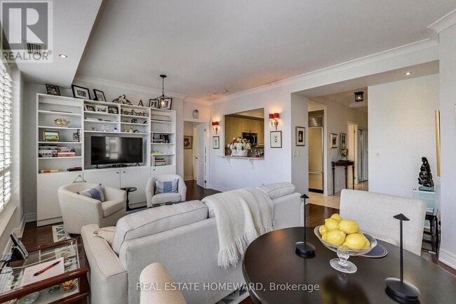 Building Photo - 2 Roxborough St E