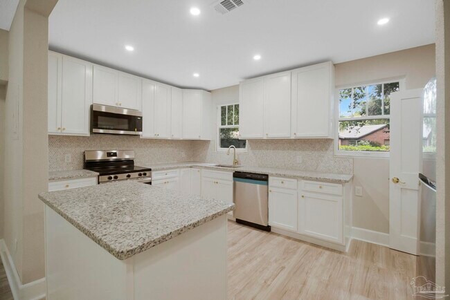 Foto del edificio - 1322 Wisteria Ave