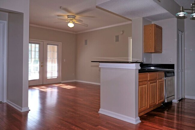 Building Photo - The Capri at Hunters Creek