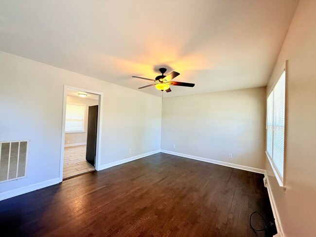 Foto del edificio - 4033 Fieldcrest Rd