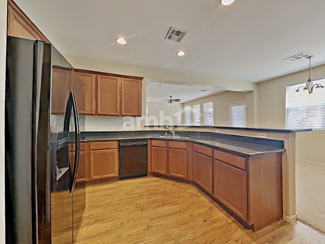 Building Photo - 1052 Crescent Falls St