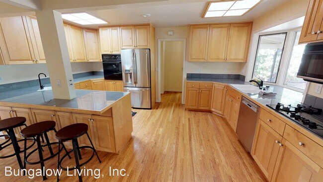 Foto del edificio - 1 br, 1 bath Room For Rent - 562 Military Way