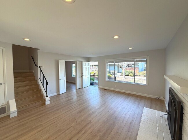 Foto del edificio - REMODELED LARGE 1600sf 4BR/2BA 3PK ?Miramonte Gardens AVAIL NOW