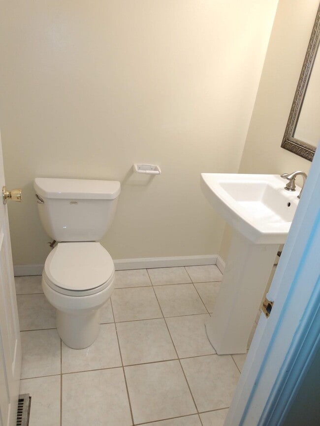 Half bath - 14 Windwood Dr