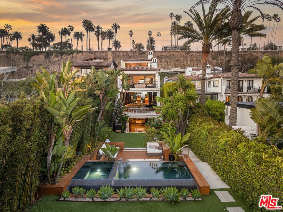 Foto principal - 966 Palisades Beach Rd