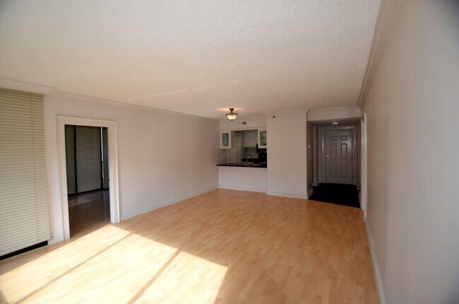 Building Photo - 3481 Lakeside Dr NE