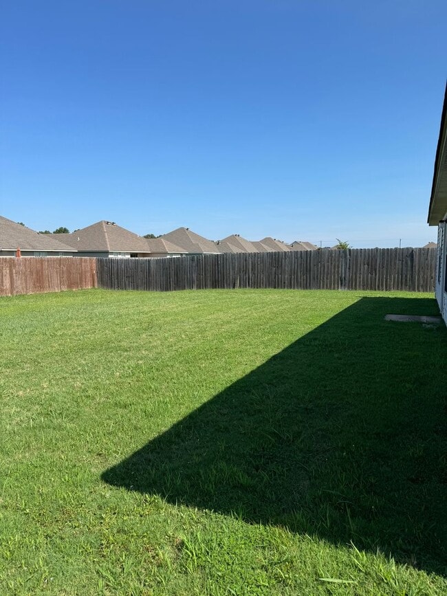 Building Photo - 4 Bed / 2 Bath Ready for move in!