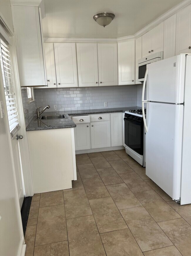 Kitchen - 707 1/2 Park Avenue