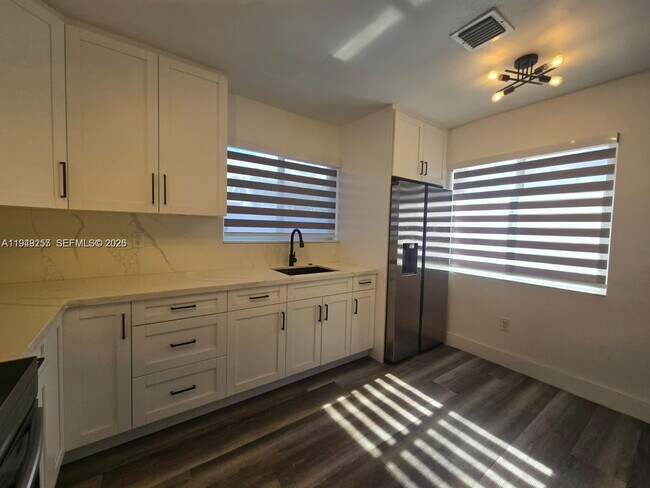 Foto del edificio - 635 W 31st St