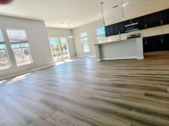 Foto del edificio - Available Now!