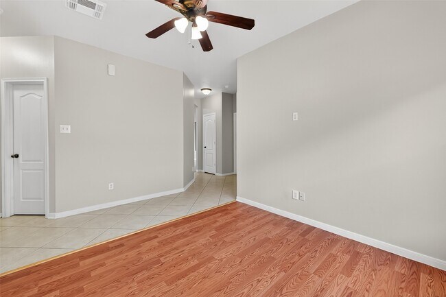 Foto del edificio - 5623 Brookhollow Oaks Trail