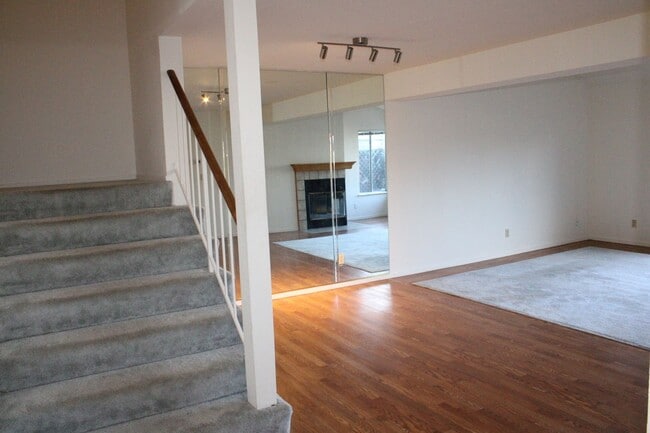 Building Photo - Waterfront Townhome In Pittsburg with Dock...