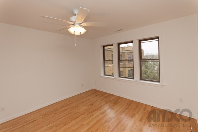 Foto del edificio - 1335 W Addison St
