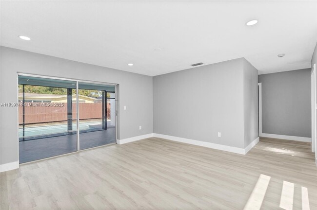 Foto del edificio - 7773 Coral Blvd