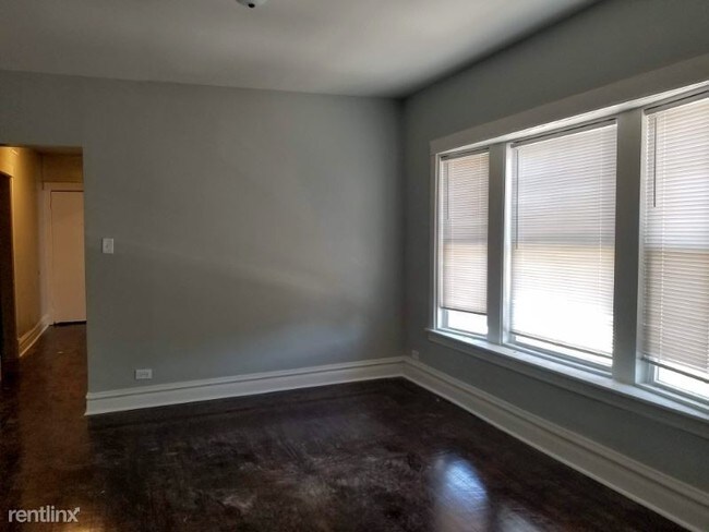 Foto del edificio - 5759 W Augusta Blvd