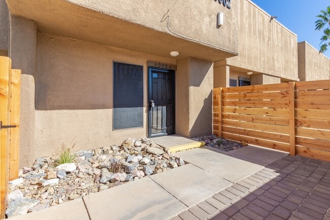 Foto del edificio - 6036 W Oregon Ave