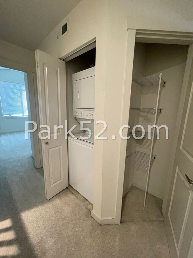 Building Photo - 3-D Tour! 2 Bed 2.5 Bath Townhome